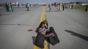 Afganistán: sigue la evacuación de extranjeros y afganos en el aeropuerto de Kabul