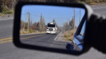 Imagen de Los camiones con arena para Vaca Muerta traen problemas en las calles de Chichinales