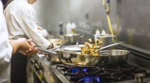 Imagen de Desde la cocina: un día en la vida de un trabajador gastronómico