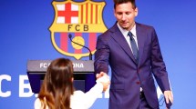 Imagen de Antonella Rocuzzo y el gesto que da la vuelta al mundo en la despedida de Messi del Barcelona