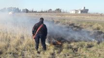 Imagen de Quema controlada sobre la ex Ruta Nacional 3 de Viedma para prevenir incendios forestales