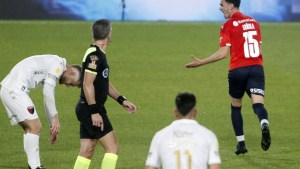 El Rojo goleó al campeón y volvió a la punta del campeonato