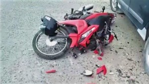 Fuerte choque entre una moto y un auto a metros de una escuela en Roca