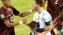 Imagen de Un niño venezolano burló la seguridad, entró a la cancha y Messi lo esperó para abrazarlo