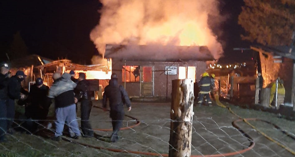 El fuego devoró en pocos minutos la vivienda, que estaba sin moradores en el momento del siniestro. (Foto gentileza)