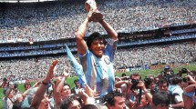 Imagen de Es argentino, entró a un bar en Suecia, vio la foto de Maradona y mirá lo que pasó…