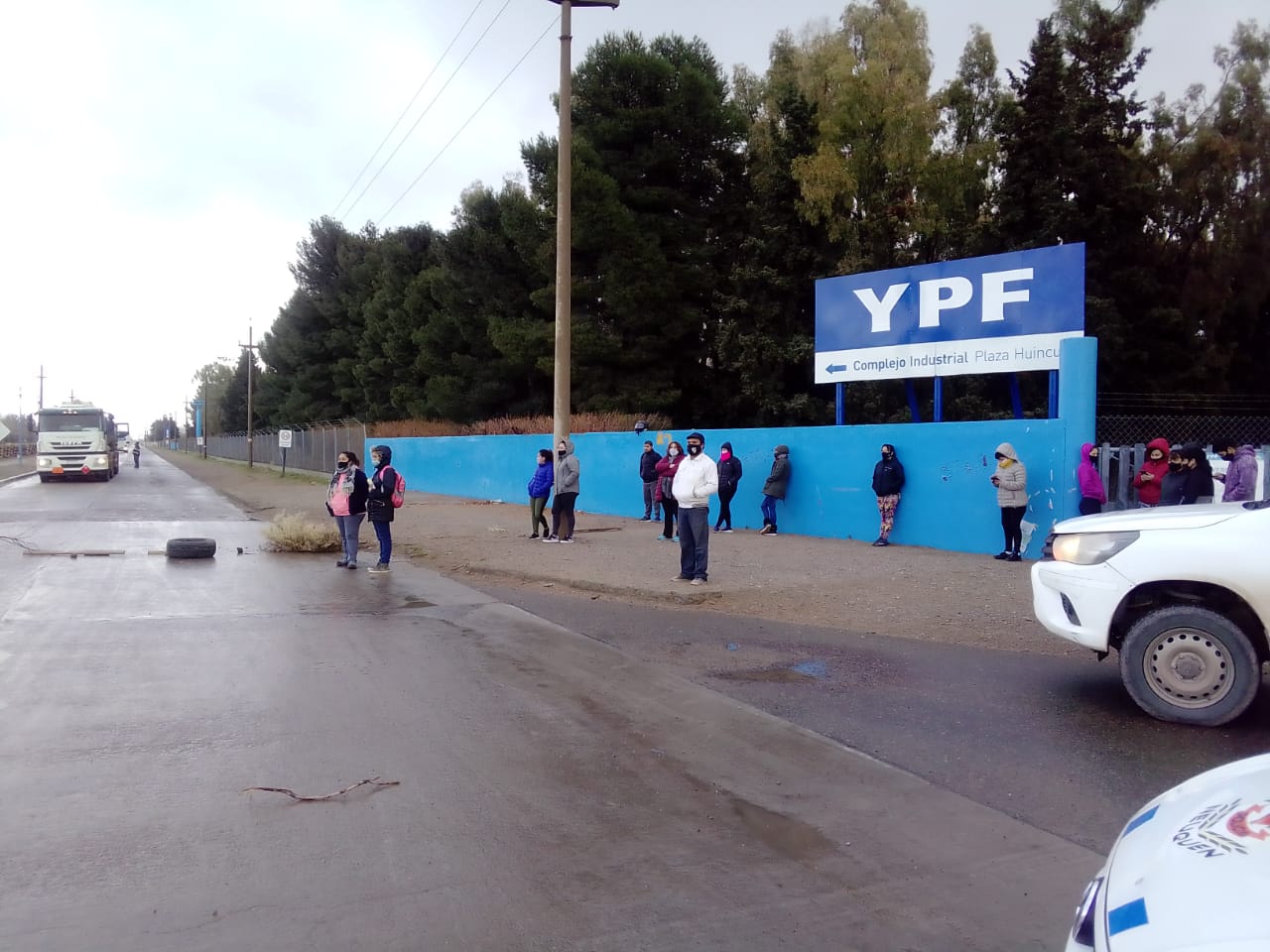 Los auxiliares de servicio cortaron el paso en la refinería como una de sus protestas de este viernes. (Gentileza).-