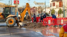 Imagen de Después de más de un mes, comenzaron a reparar una pérdida de agua en Roca