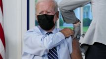 Imagen de Biden se aplicó la tercera dosis de la vacuna contra el covid