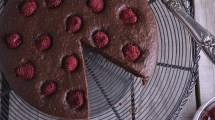 Imagen de Audio receta de bizcochuelo de chocolate y frambuesa sin gluten y vegano