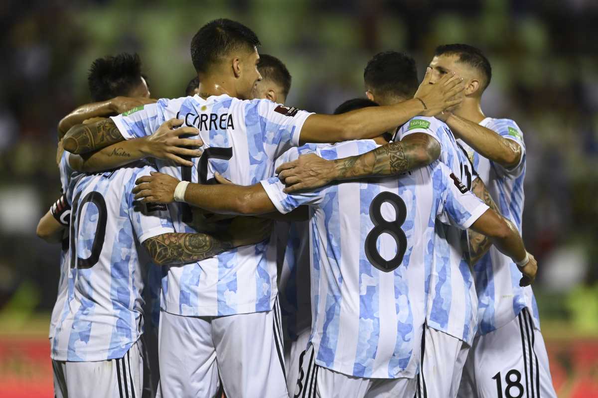 Un abrazo de todos. Con Acuña (8) en el festejo, los jugadores argentinos celebran el segundo gol de la selección. 