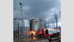 Contienen un incendio en el interior de un enorme silo de granos en el límite de Neuquén y Plottier