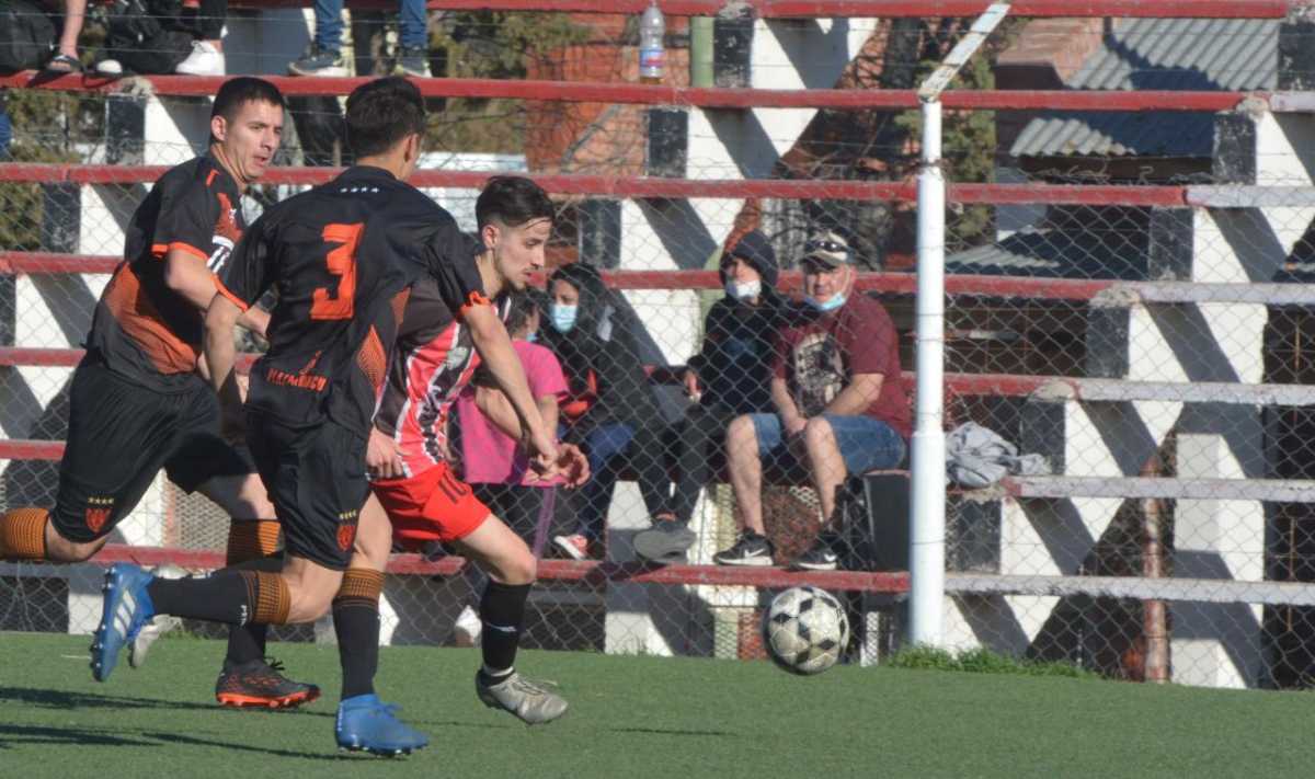 Sapere le ganó en la capital neuquina a Petrolero. Fotos. Yamil Regules. 