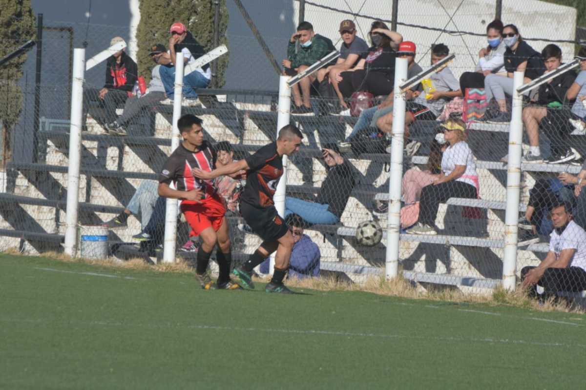 Sapere le ganó en la capital neuquina a Petrolero. Fotos. Yamil Regules. 