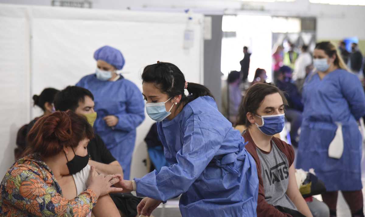 Neuquén está aplicando la dosis adicional a mayores de 50 con esquema de Sinpharm y a personas inmunosuprimidas. Foto: archivo.