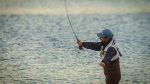 Curso gratis de pesca con mosca en Neuquén para que este verano piquen las mejores truchas