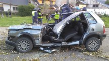 Imagen de El viento les tiró un árbol encima del auto y quedaron atrapados