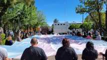 Imagen de La enorme bandera de la memoria trans fue desplegada en Cutral Co y Plaza Huincul