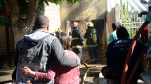 Imagen de Perdieron todo tras un incendio que afectó tres casas de las 827 Viviendas, en Roca