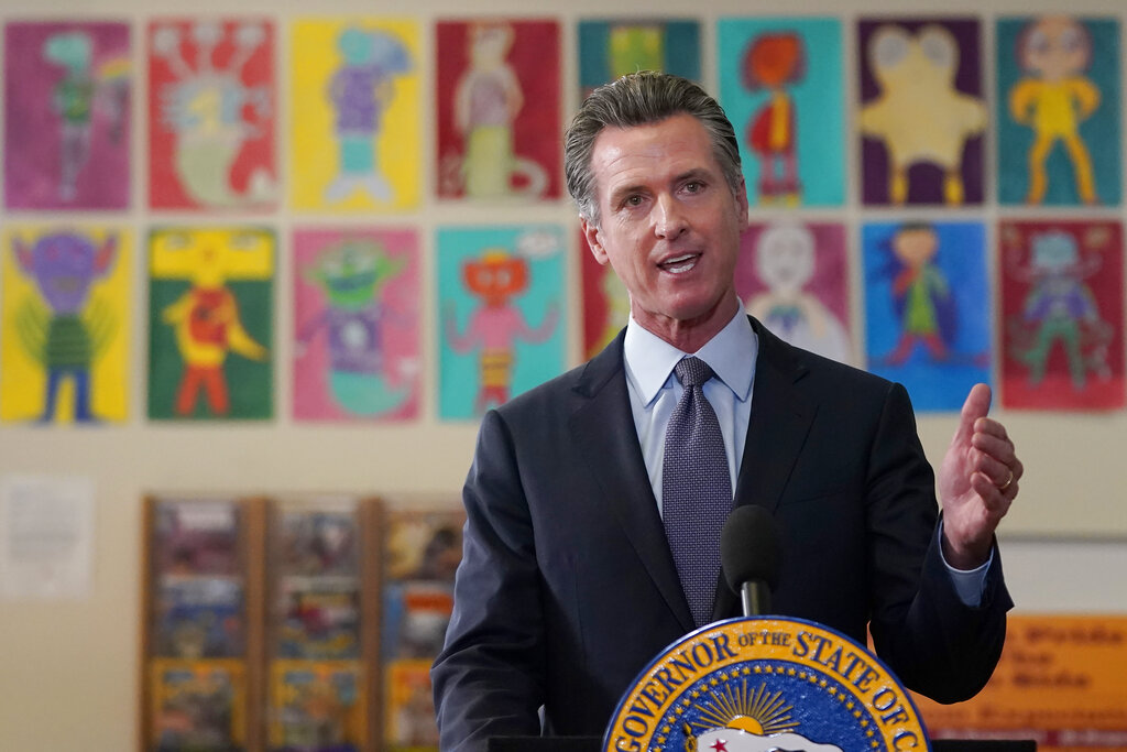 Gavin Newsom, gobernador de California, hizo el anuncio éste viernes en un escuela. (Foto: AP)