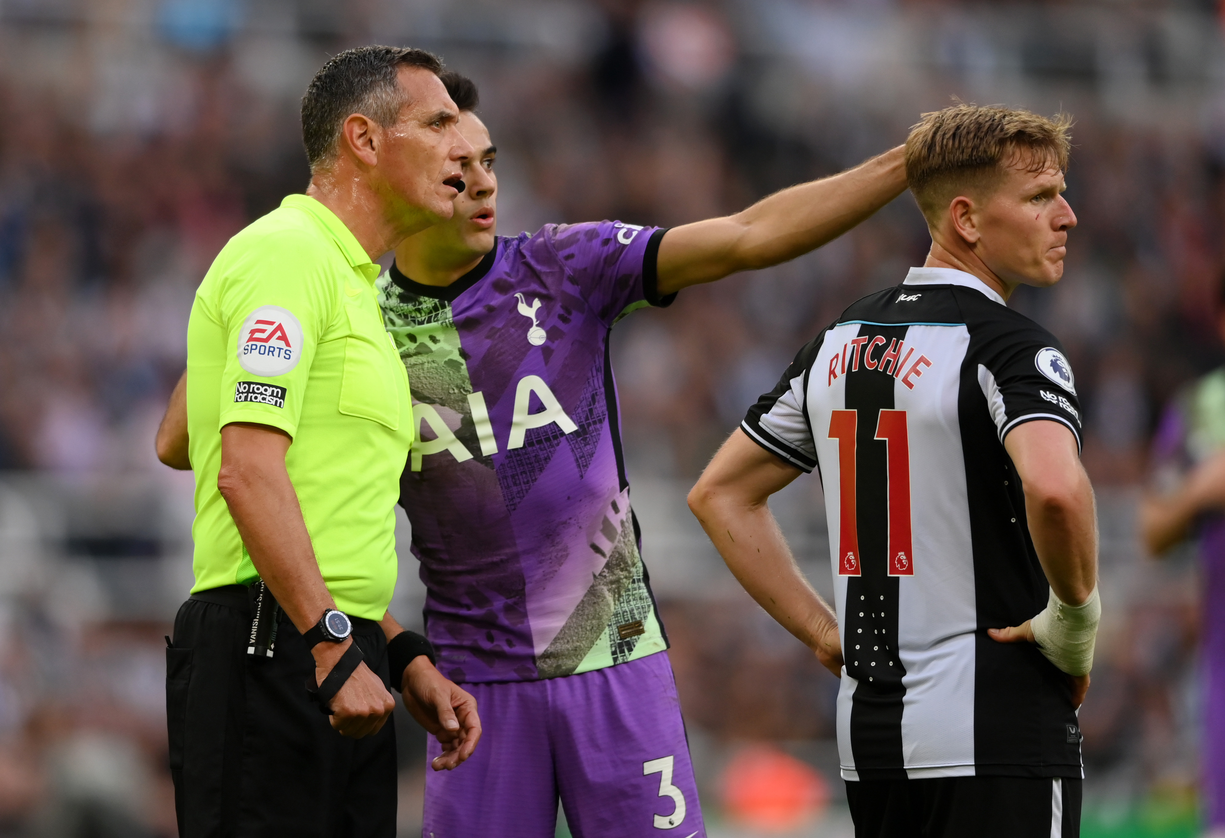 Reguilón, de Tottenham, habla con el juez Andre Marriner para advertirle la situación. 