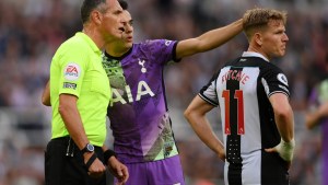 Inglaterra: un jugador del Tottenham frenó su partido para salvar a un hincha rival