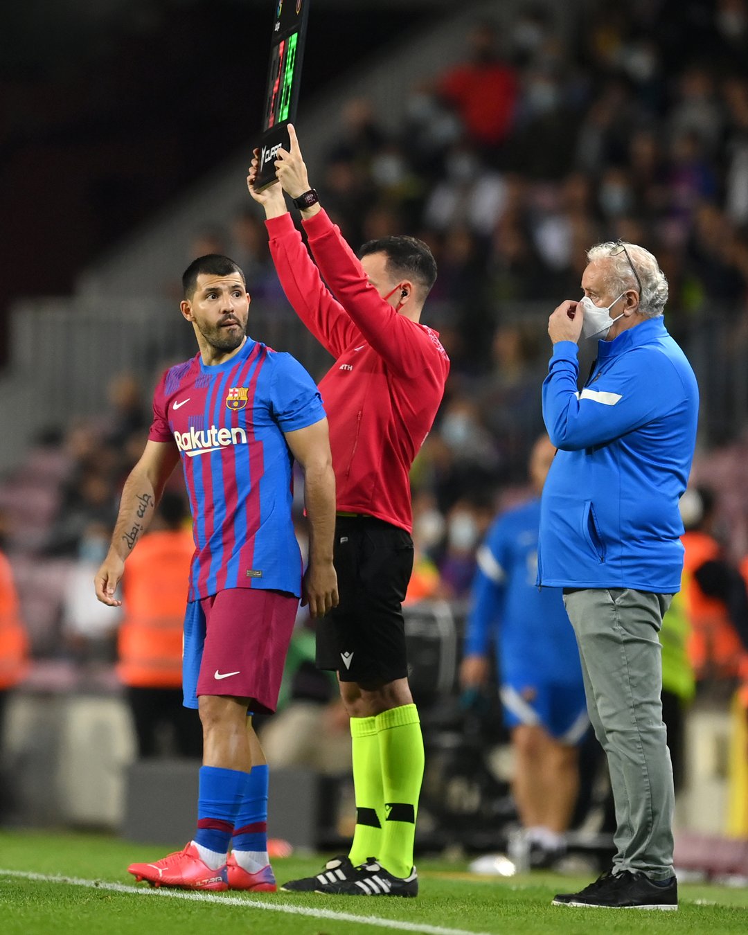 El Kun se predispone a entrar en el minuto 86' contra Valencia. 