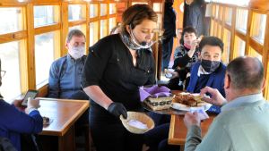 7 mujeres líderes de Jacobacci también motorizan la Trochita que vuelve a surcar la estepa patagónica