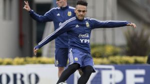 Scaloni aguarda por Lautaro Martínez, mientras busca un reemplazo para Acuña