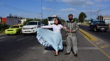 Imagen de Bailarines del semáforo: los hermanos que llevaron el folklore a la Ruta 22 en Roca