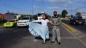 Bailarines del semáforo: los hermanos que llevaron el folklore a la Ruta 22 en Roca