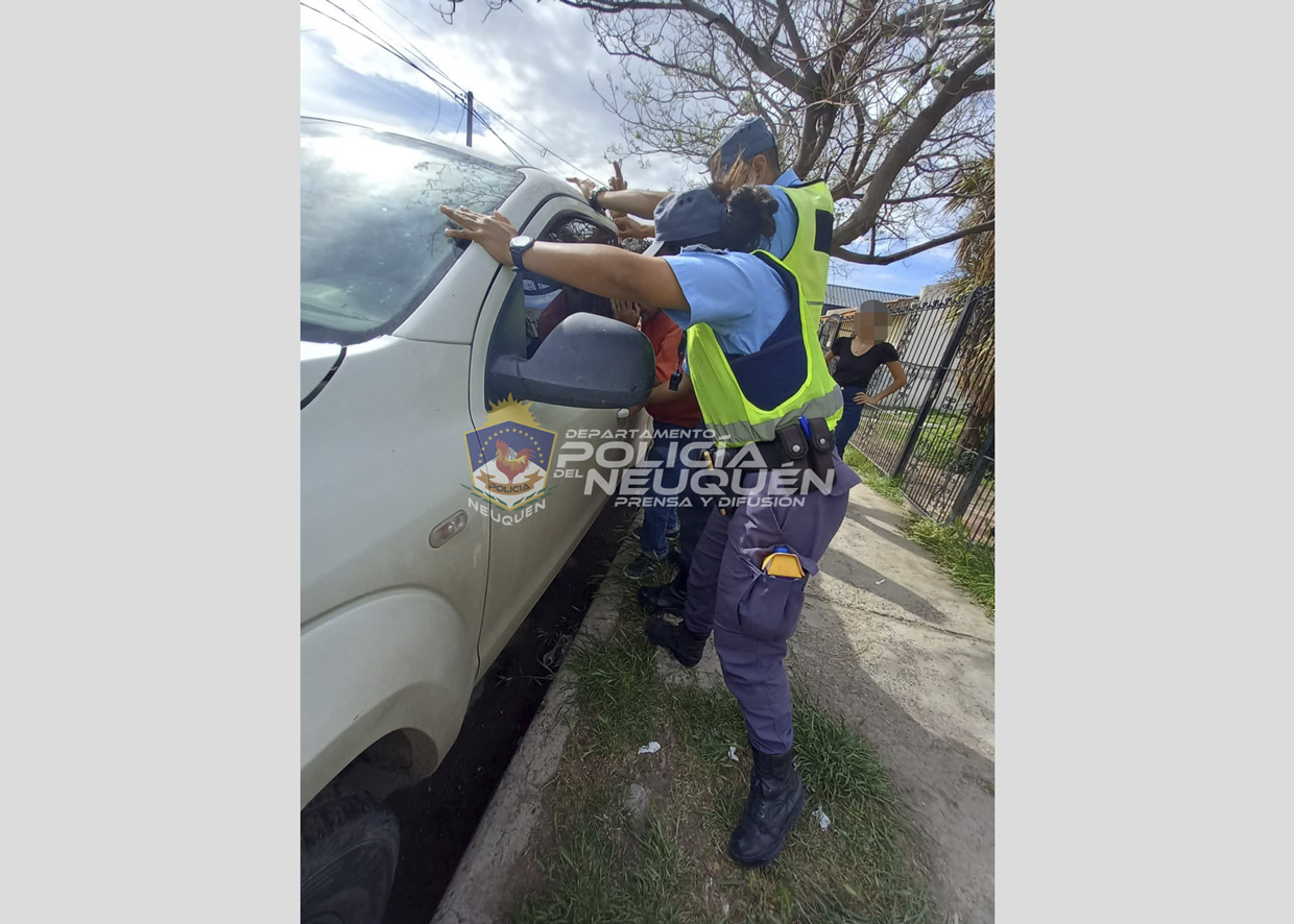 La policía logró efectuar el rescate rompiendo uno de los vidrios de la camioneta. Foto: Prensa Policía