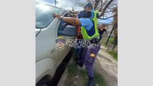 Rescatan a un bebé que había quedado encerrado en una camioneta estacionada en un barrio de Neuquén