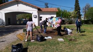 Se realizó el embellecimiento del predio del hospital de Roca