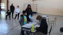 Imagen de Empezaron a vacunar a niños de la escuela primaria más grande de Roca