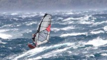 Imagen de Practicó windsurf en el lago Nahuel Huapi durante el temporal de viento