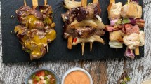 Imagen de Brochettes de pollo y carne, una receta salvadora