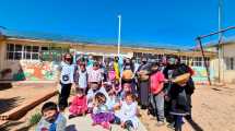 Imagen de La bandera mapuche ya flamea en la escuela rural Nº 269 de Filli Dei