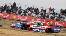 Imagen de A De la Iglesia se le escapó la victoria en la última vuelta del TC Pista en Viedma: mirá la definición