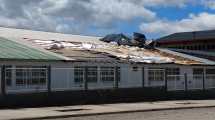 Imagen de Temporal: hasta tanto arreglen el techo, la escuela 315 de Bariloche funcionará en aulas itinerantes