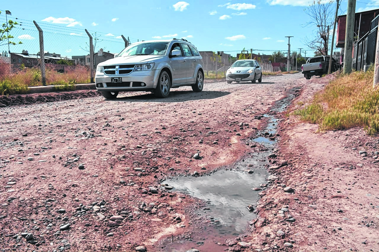 Las calles sin asfalto son una particularidad de la zona que está rodeada por caminos pavimentados y servicios completos. Foto: Yamil Regules.