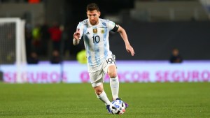 Argentina juega hoy con Perú en el Monumental: hora, tv y formaciones