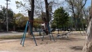 Polémica en Allen: retiraron las rejas de contención de una plaza a la que concurren niños