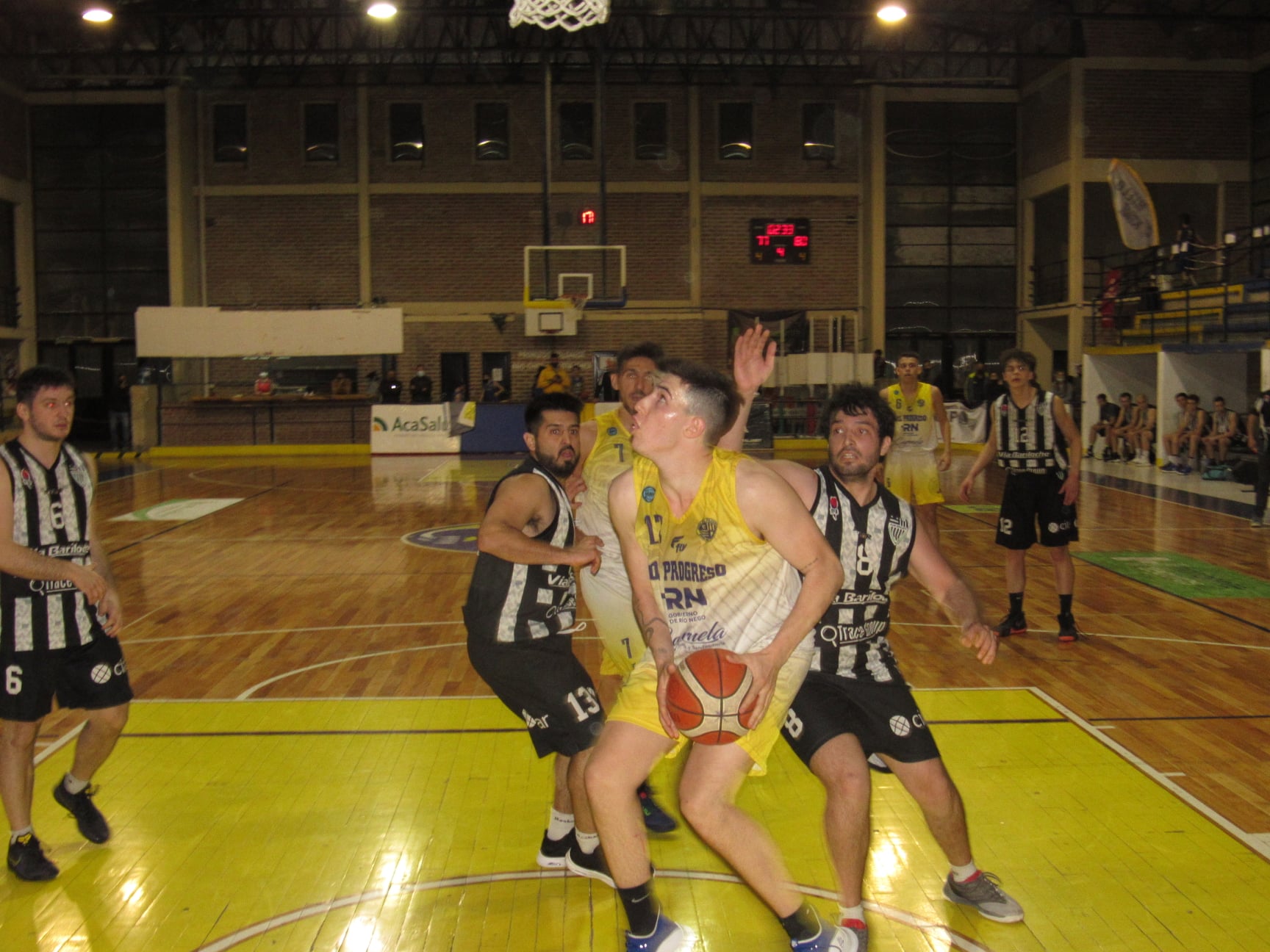 Eitan Lodosky (10 puntos y 8 rebotes) busca el cesto. Progre tuvo que transpirar en el Gigante de calle Maipú para ganar, pero sigue invicto en casa. Foto: gentileza Adrián Hernández 