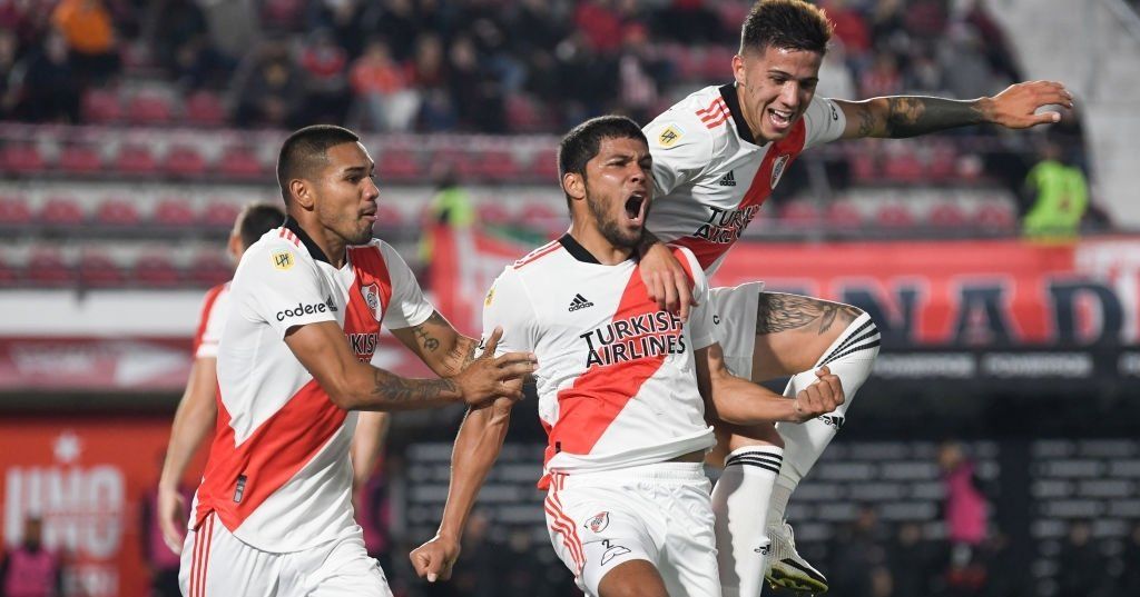 Robert Rojas festeja el gol en La Plata. 