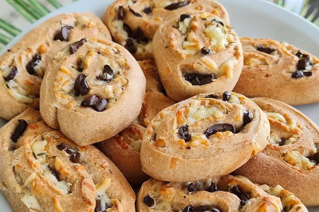 Rollitos De Queso Parmesano Y Aceitunas Negras