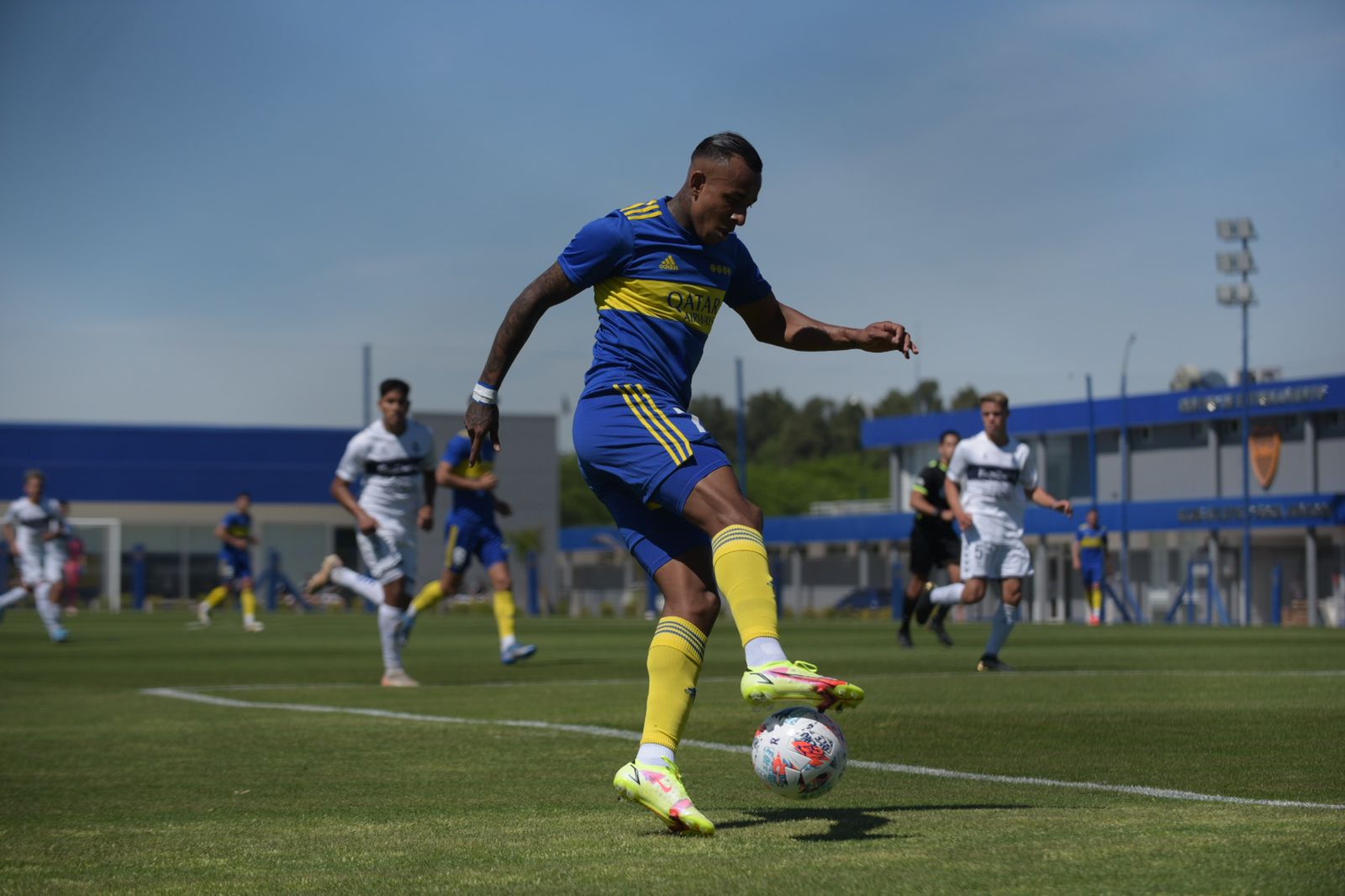 Sebastián Villa podría tener minutos en un partido fundamental para Boca en el semestre. 