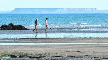 Imagen de Las Grutas y Playas Doradas: un fin de semana largo cargado de aventuras