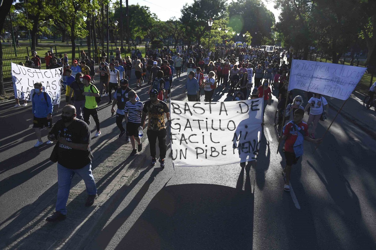 Cuando se supo de la muerte de Lucas González, más personas se sumaron y se acrecentó el pedido por esclarecer el caso. Foto: Agencia Télam. 