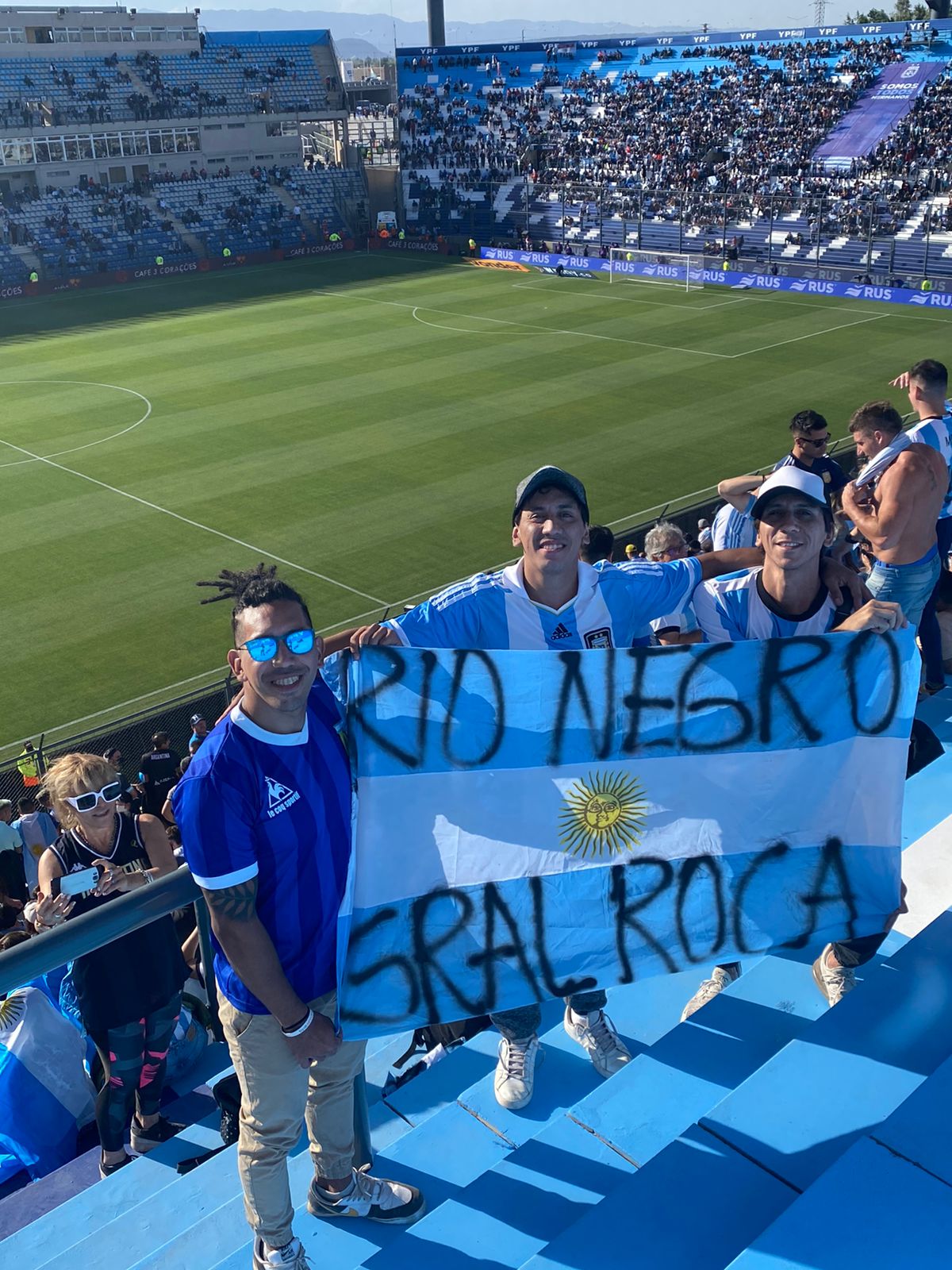 Fernando, Facundo y Nahuel con la bandera de Roca. 